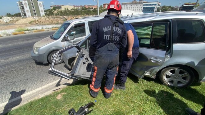 MALATYA - 3 aracın karıştığı kazada 4 kişi yaralandı1