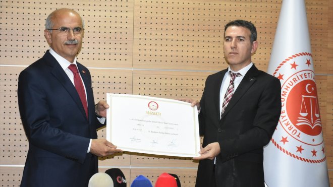 MALATYA - Büyükşehir Belediye Başkanı Sami Er mazbatasını aldı1