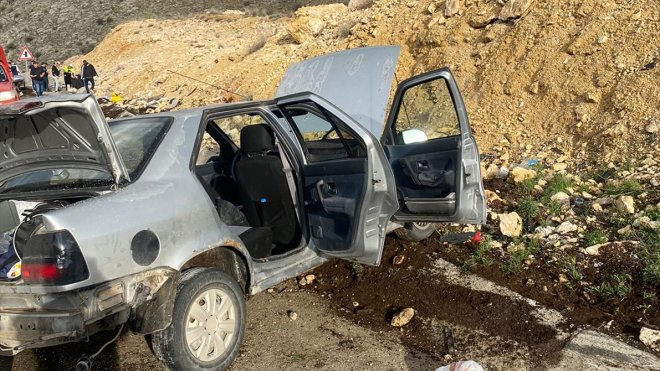 Malatya'da devrilen otomobildeki 6 kişi yaralandı