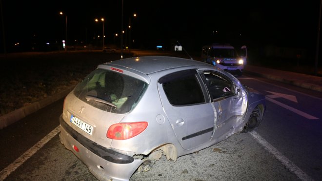 Malatya'da elektrik direğine çarpan otomobildeki 1 kişi yaralandı