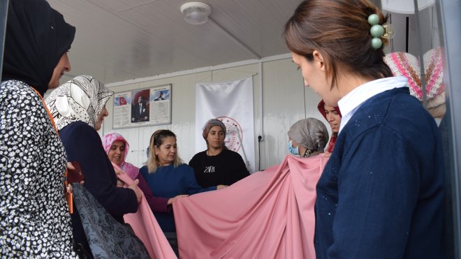 Malatya'da Halk Eğitim Merkezi kursiyerlerine kumaş desteği