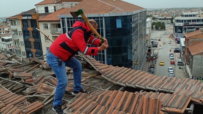 Malatya’da ağır hasarlı binaların çatısından sarkan bölümler itfaiye ekiplerince söküldü1