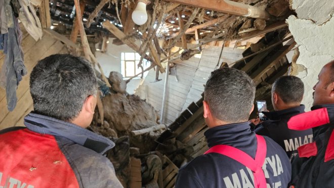 Malatya'da çöken kerpiç evin ahırındaki 6 ineği itfaiye kurtardı