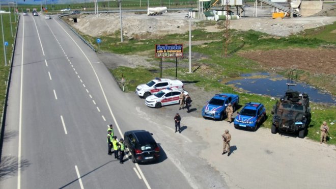 Muş'ta jandarma ekiplerinden dronla trafik denetimi