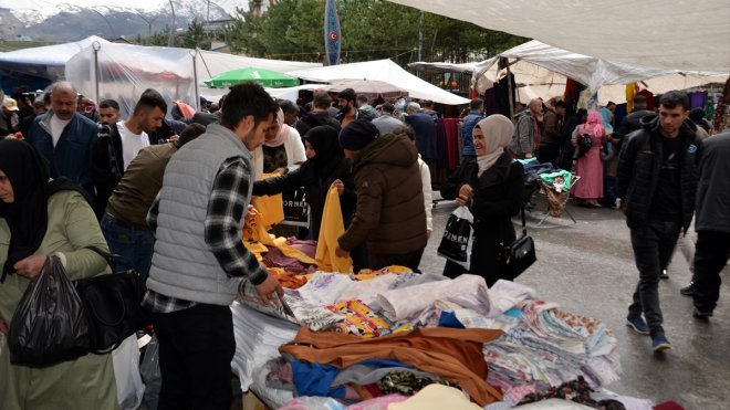 MUŞ - Kurulan pazarda bayram hareketliliği yaşanıyor1