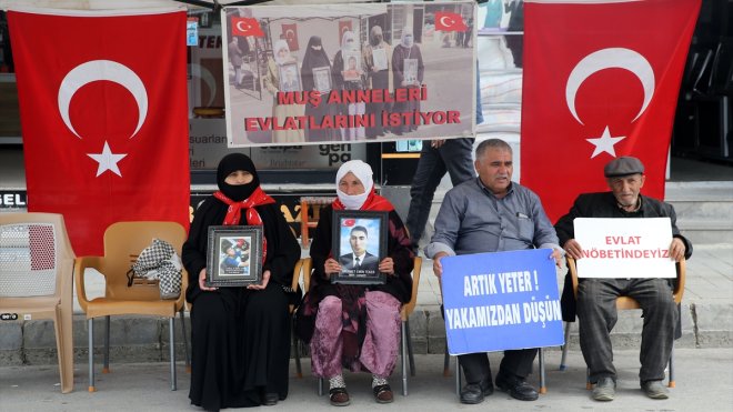 MUŞ - Muşlu aileler çocuklarına kavuşma ümidiyle DEM Parti önündeki eylemlerini sürdürdü1