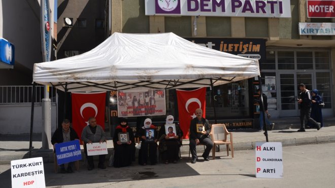 MUŞ - Muşlu aileler, DEM Parti önündeki evlat nöbetini sürdürüyor1