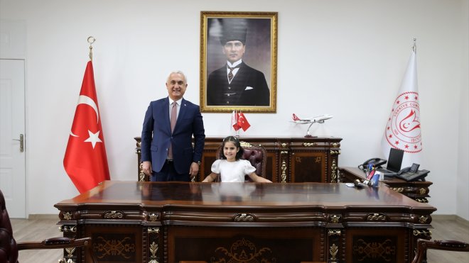 Muş Valisi Çakır, koltuğunu öğrenciye devretti1