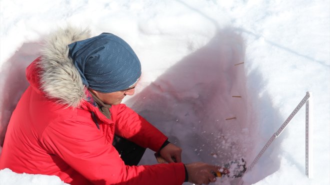 Palandöken Kayak Merkezi'nde güvenli pistler için çığ analizi yapılıyor