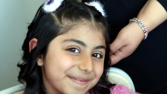 Saç bakımlarını yaptıkları köy çocuklarını 23 Nisan