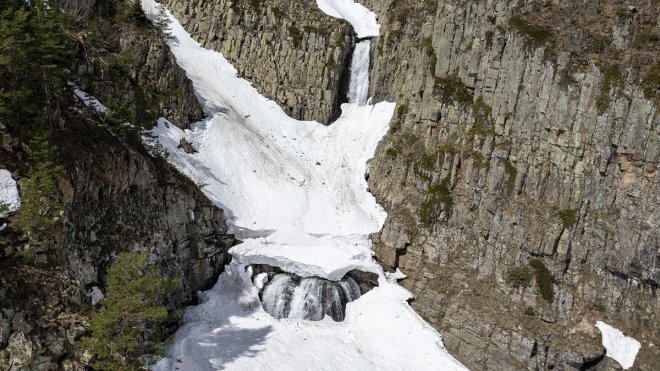 "Sakin şehrin" Bazgiret Şelalesi karların erimesiyle coşkulu akıyor