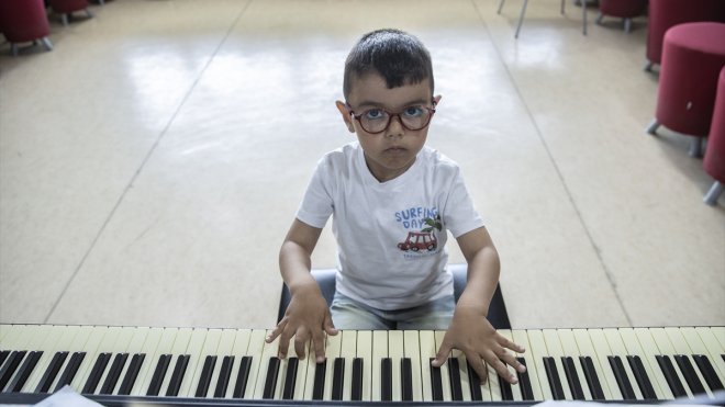 TUNCELİ - Anaokulu öğrencisi küçük piyanist Demirhan