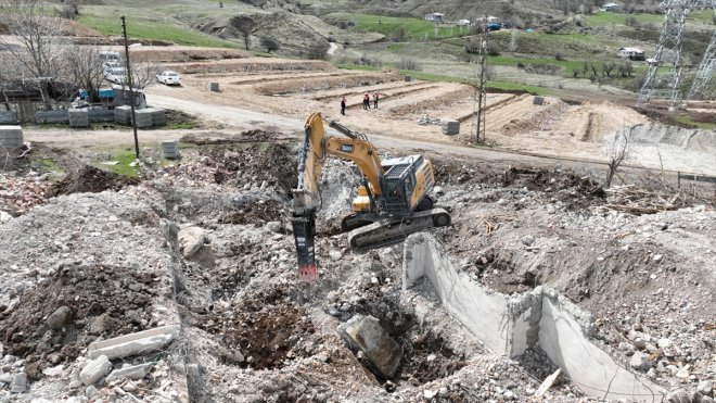 Tunceli'de depreme dayanıksız olduğu belirlenen 3 bin 406 yapı yıkılıyor