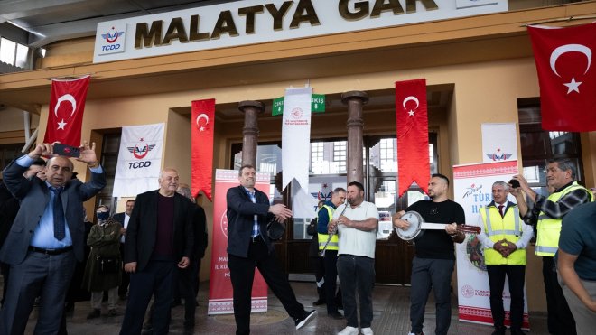 'Turistik Diyarbakır Ekspresi' Malatya'da mola verdi