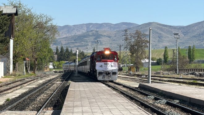 Turistik Diyarbakır Ekspresinin yolcuları Elazığ