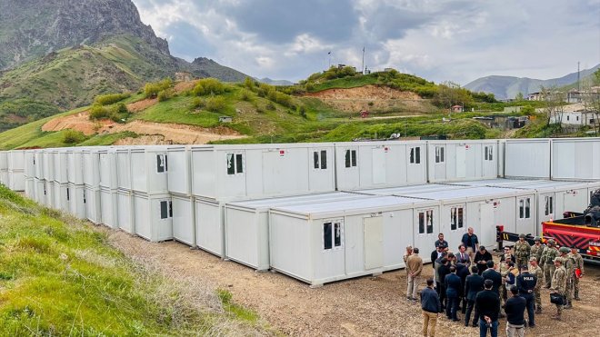 Vali Çelik Şemdinli'ye gönderilen konteynerleri inceledi