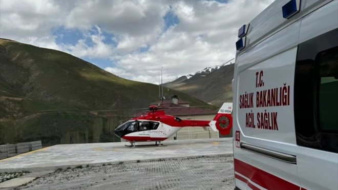 VAN - 53 yaşındaki hasta, ambulans helikopterle hastaneye nakledildi1