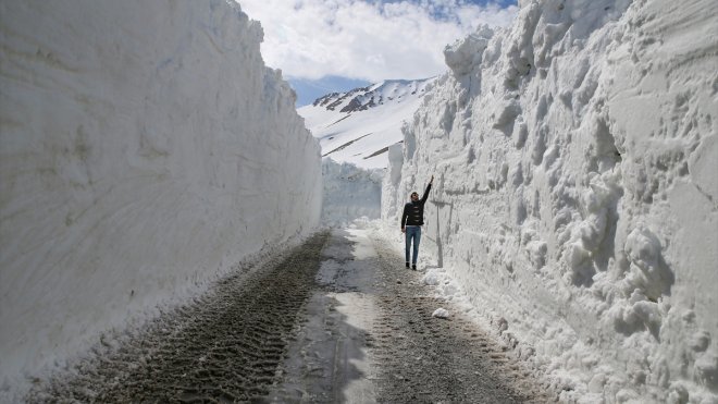 VAN - Çığ riski nedeniyle kapalı olan Van-Bahçesaray yolunda metrelerce karla mücadele başladı1