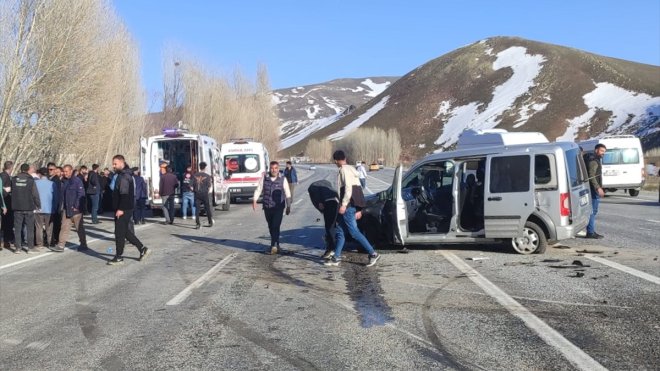 Van'da iki aracın çarpıştığı kazada 13 kişi yaralandı