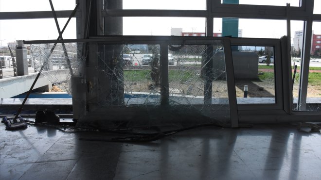 Van'da konser girişinde yaşanan yoğunluk nedeniyle spor salonunun cam ve kapıları kırıldı