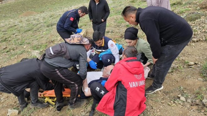 VAN - Dağda ot toplarken rahatsızlanan kişi hastaneye ulaştırıldı1