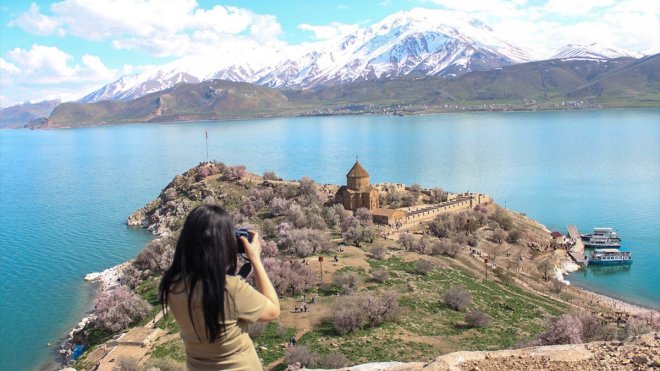 VAN - Fotoğrafçılık öğrencileri badem ağaçlarının çiçek açtığı Akdamar Adası