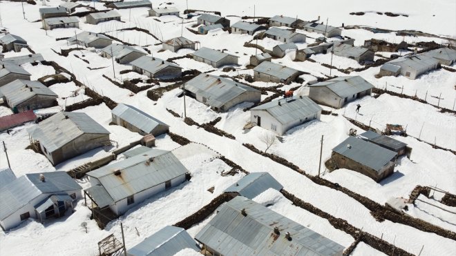 VAN - Karla kaplı köylerde çetin geçen kışın etkileri sürüyor1