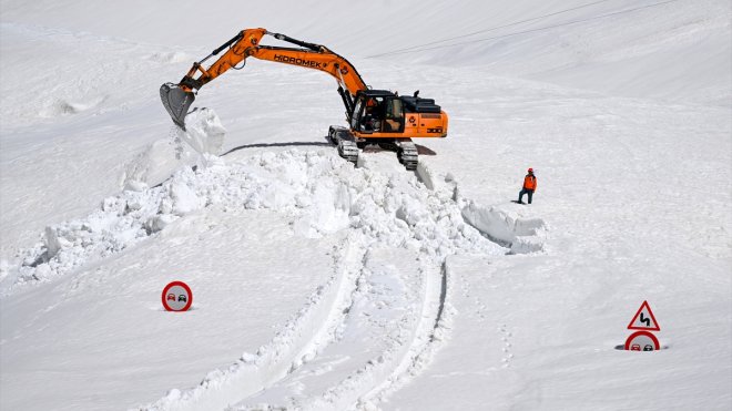 VAN - Metrelerce karın biriktiği zirvedeki yolu açmak için mücadele ediyorlar1