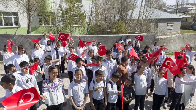 VAN - Öğrenci ve öğretmenler Türk bayraklarıyla kortej yürüyüşü yaptı1