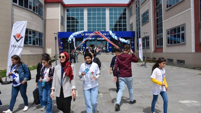 Ortaokul öğrencileri hazırladıkları 105 projeyi Van'da sergiledi