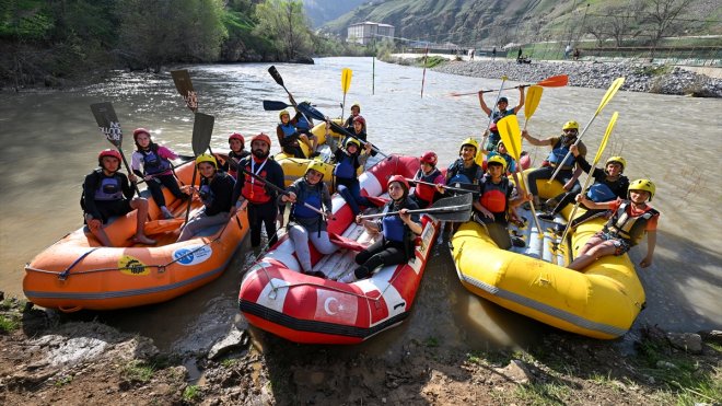 VAN - Raftingciler, ilkbaharda daha coşkulu akan Çatak Çayı