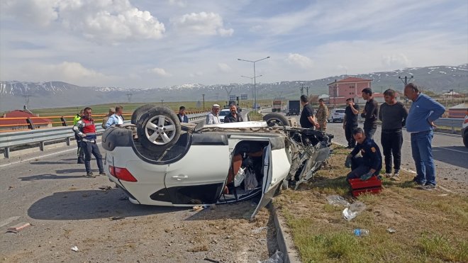 VAN - Takla atan otomobildeki 5 kişi yaralandı1