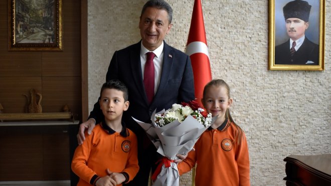 Van Valisi Balcı ve Bitlis Valisi Karaömeroğlu, koltuklarını öğrencilere devretti