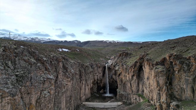 Yaz aylarında kuruyan Van'daki Yaşar Kemal Şelalesi yeniden akmaya başladı