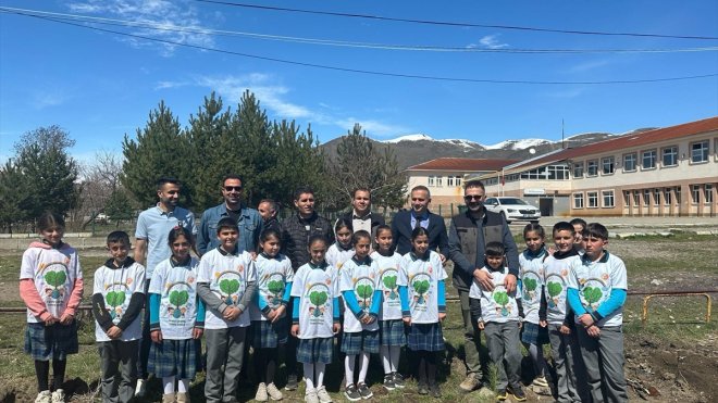 Varto'da öğrenciler okul bahçesine fidan dikti