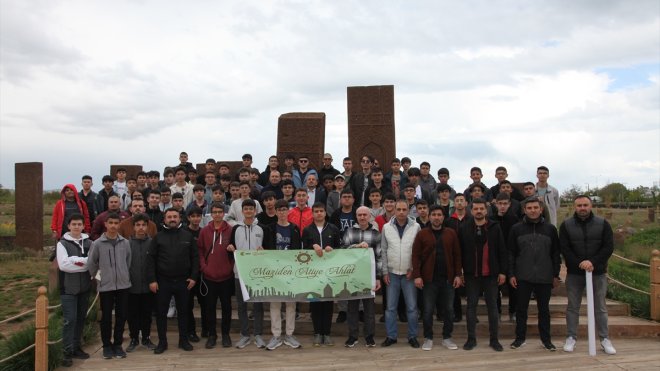11 ilden gelen öğrenciler Bitlis'in tarihi mekanlarını gezdi