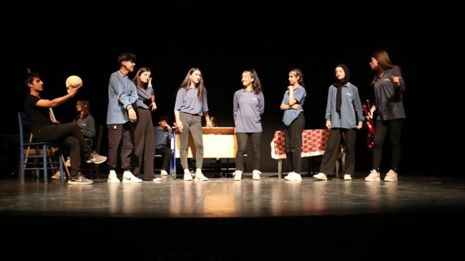 21. Akdamar Çocuk ve Gençlik Tiyatroları Şenliği devam ediyor1