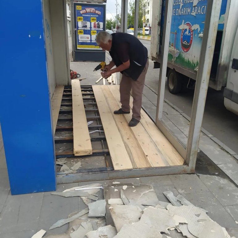 Ağrı Belediyesi, şehrin farklı noktalarında bulunan yolcu bekleme duraklarını onararak yeniliyor.2