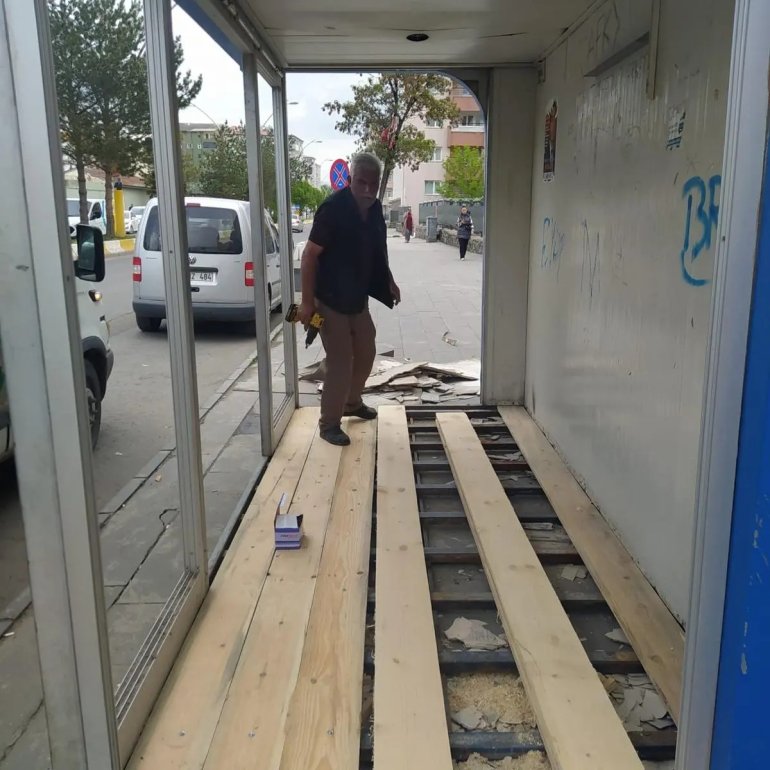 Ağrı Belediyesi, şehrin farklı noktalarında bulunan yolcu bekleme duraklarını onararak yeniliyor.4