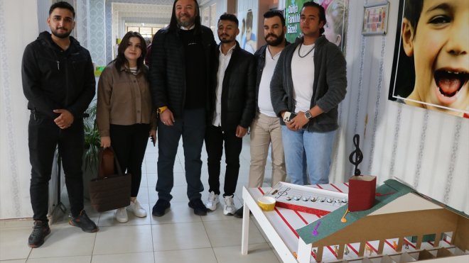 Ağrı'da üniversite öğrencileri özel çocuklara oyunlu müzik materyalleri hediye etti