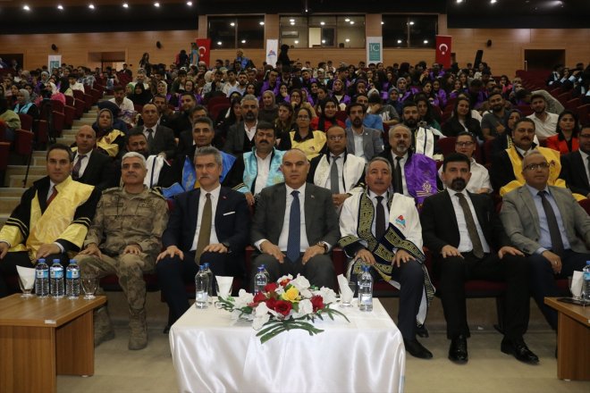 Ağrı'da üniversite öğrencileri mezuniyet sevinci yaşadı