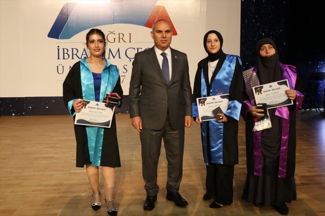 öğrencileri yaşadı sevinci - mezuniyet Üniversite AĞRI 4