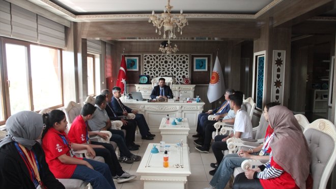 Ahlat Belediye Başkanı Gülmez, TÜBİTAK yarışmasında derece alan öğrencileri kabul etti