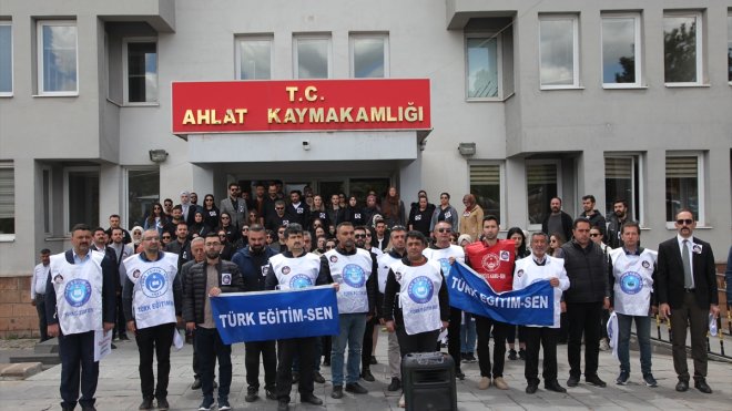 Ahlat'ta öğretmen ve idareciler, okul müdürünün öldürülmesini protesto etti