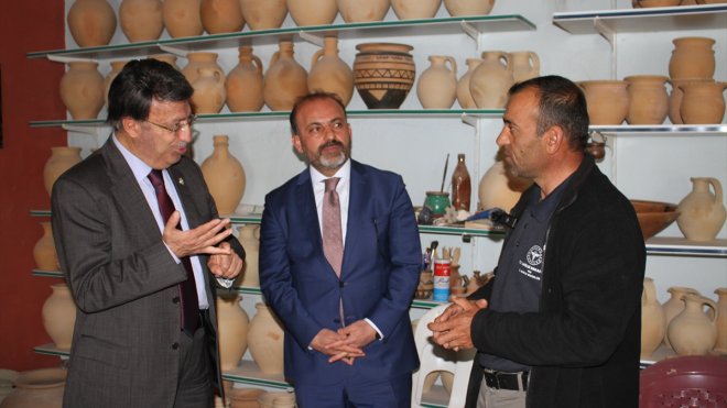 AK Parti Van Milletvekili Türkmenoğlu, çömlek ustasını ziyaret etti1