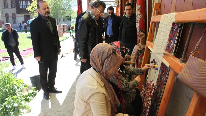 AK Parti Van Milletvekili Türkmenoğlu, yöresel ürünlerin yapıldığı atölyeleri ziyaret etti