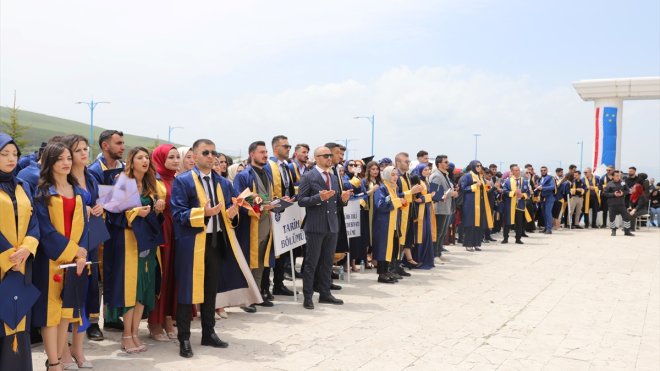 Ardahan Üniversitesinde, mezun olan öğrenciler Filistinliler için dua etti1