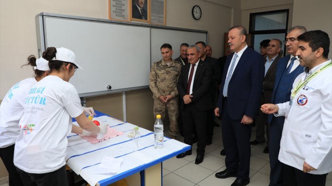 BEÜ Rektörü Elmastaş, TÜBİTAK 4006 Bilim Fuarı'na katıldı