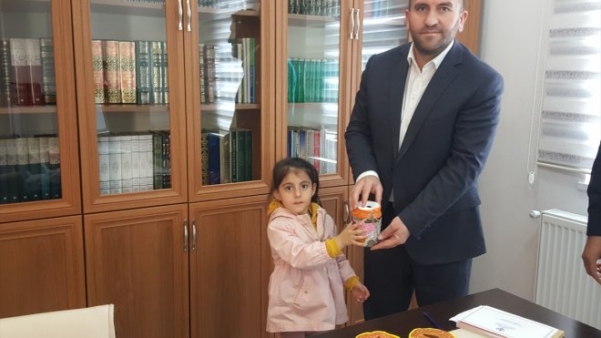 Bingöl'de çocuklar harçlıklarını Filistin'e bağışladı