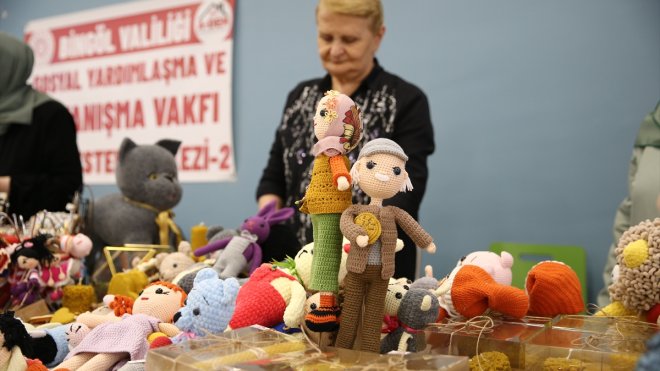 Bingöl'de kadınlar el emeği ürünlerini sergide satışa sundu